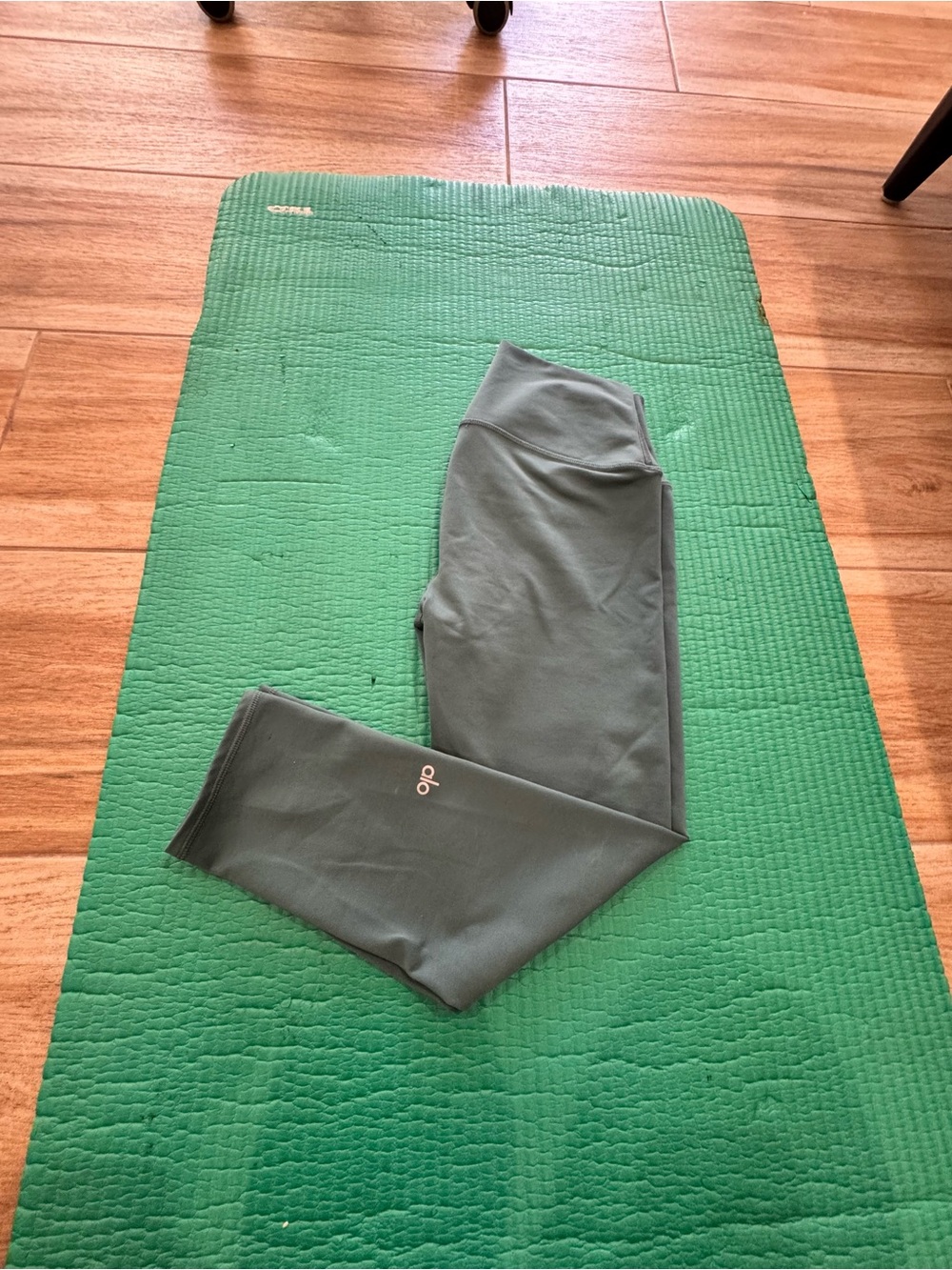 ALO Yoga Black High-Rise Leggings with Subtle Logo